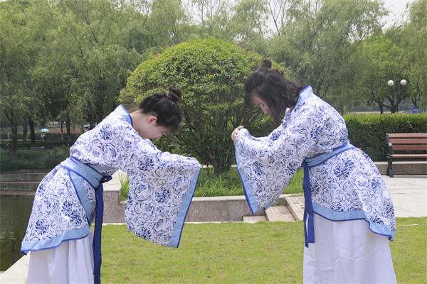 我司学子举行端午祭祀体验古风汉服之美