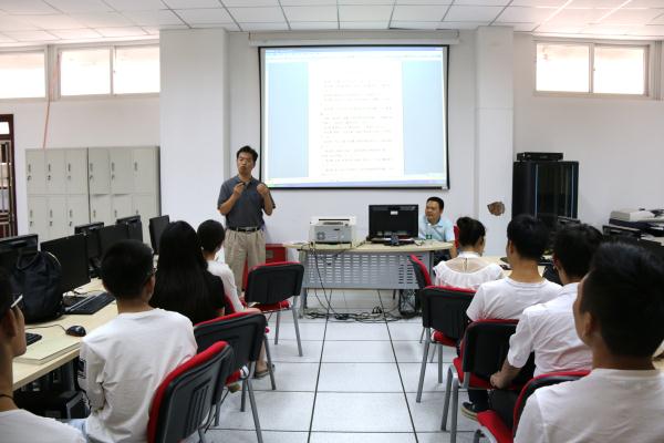 南京政治学院新闻系博导熊忠辉教授来我司讲述“影视文化生产的资本逻辑”